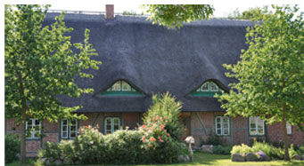 Grosses reetgedecktes Bauernhaus